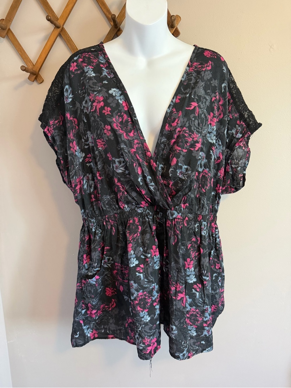 Torrid Floral Lace Yoke V Neck Tunic Shirt Black Pink Size 3